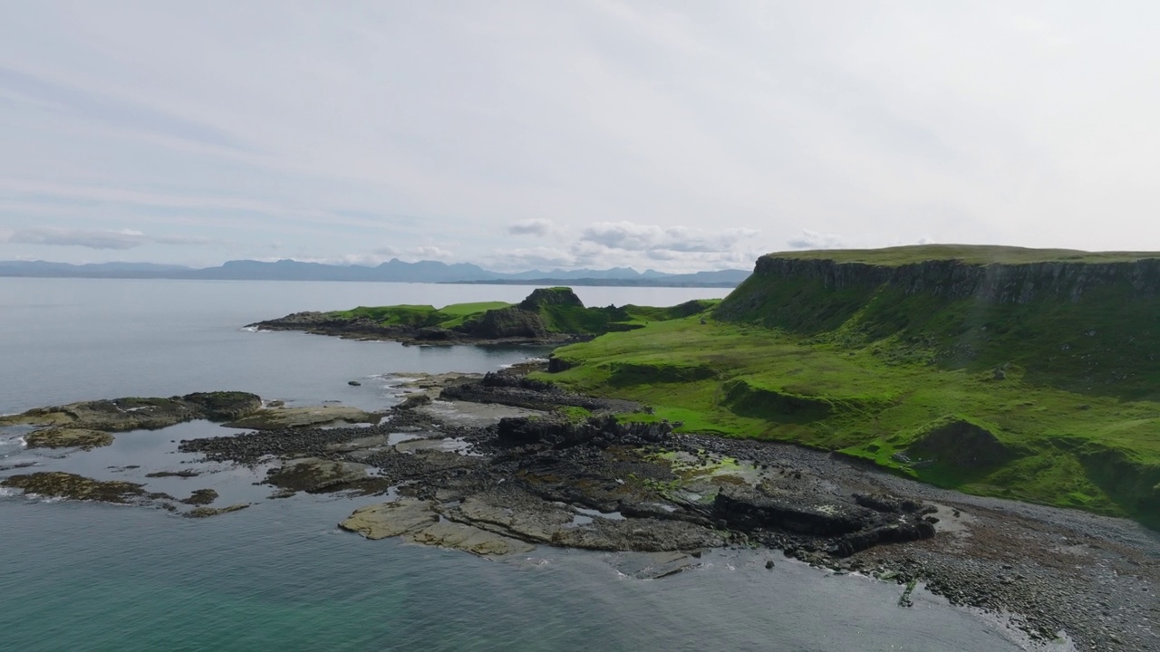 沿海景观和兄弟点，在斯凯岛，内赫布里底群岛，苏格兰，英国视频素材