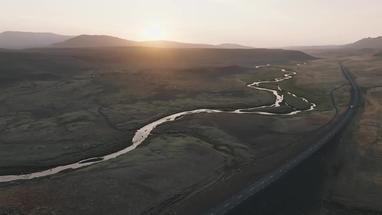 冰岛高地日落时的风景，高视角视频素材