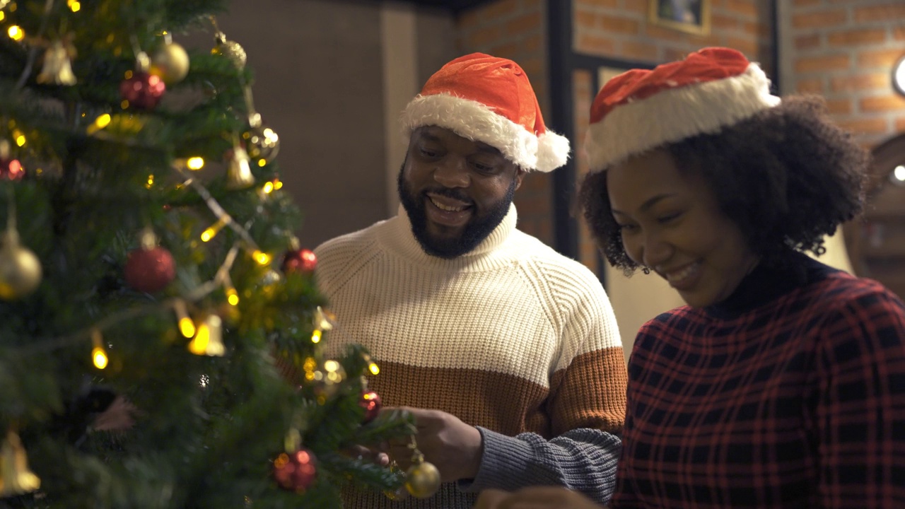 夫妇装饰圣诞树视频素材