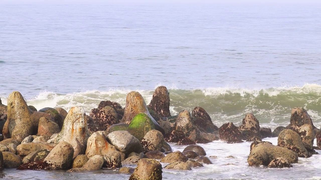 海滩上的防波堤能破浪，三脚架能破浪视频下载