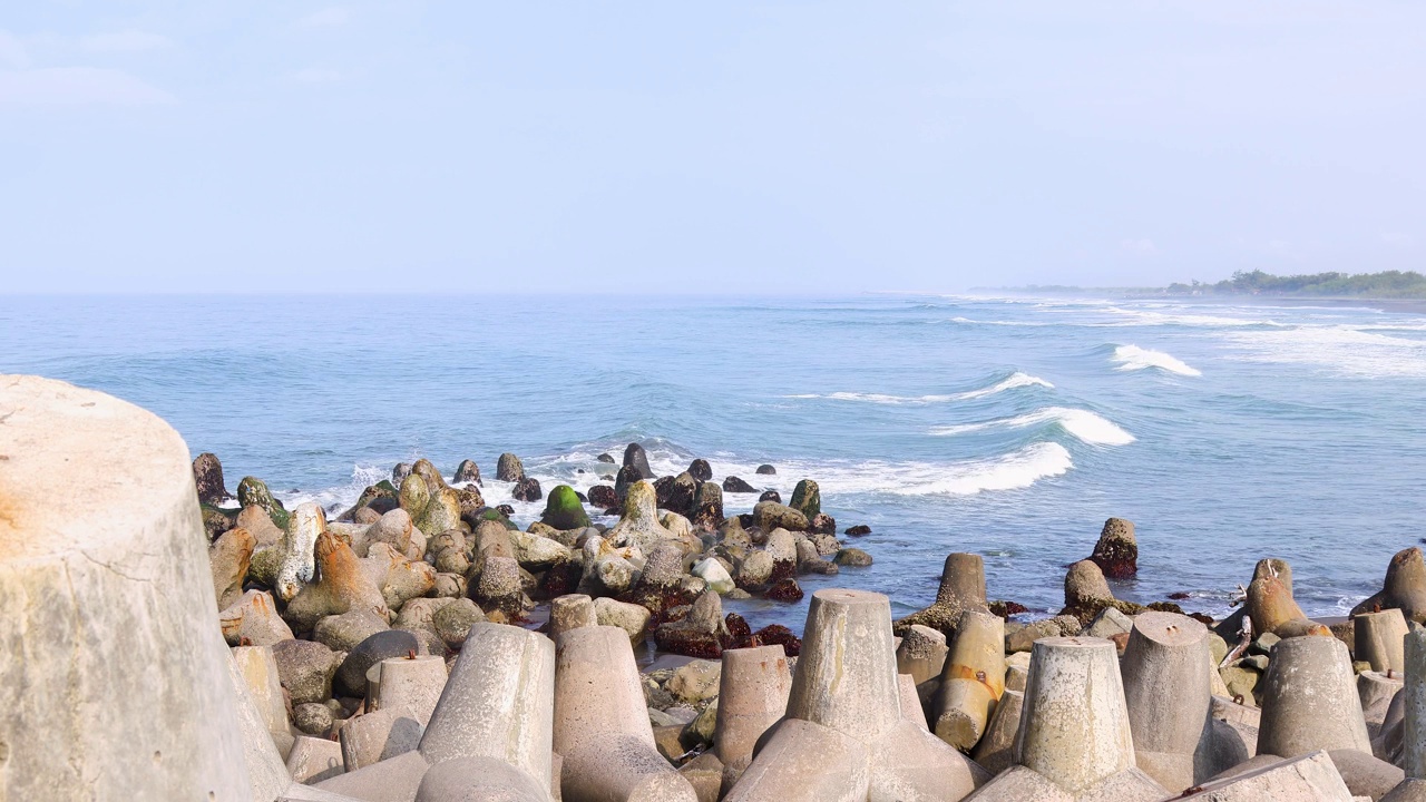 海滩上的防波堤能破浪，三脚架能破浪视频素材