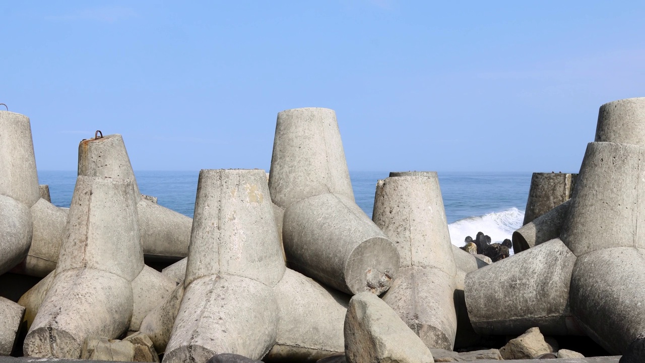 海滩上的防波堤能破浪，三脚架能破浪视频下载