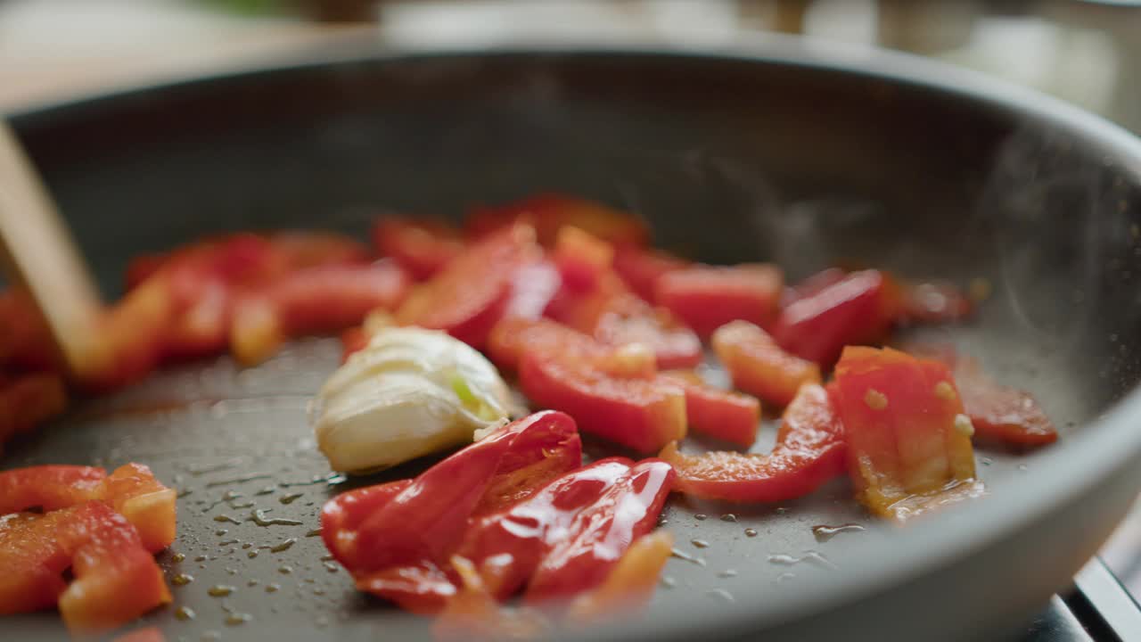 用煎锅煮辣椒和大蒜视频素材