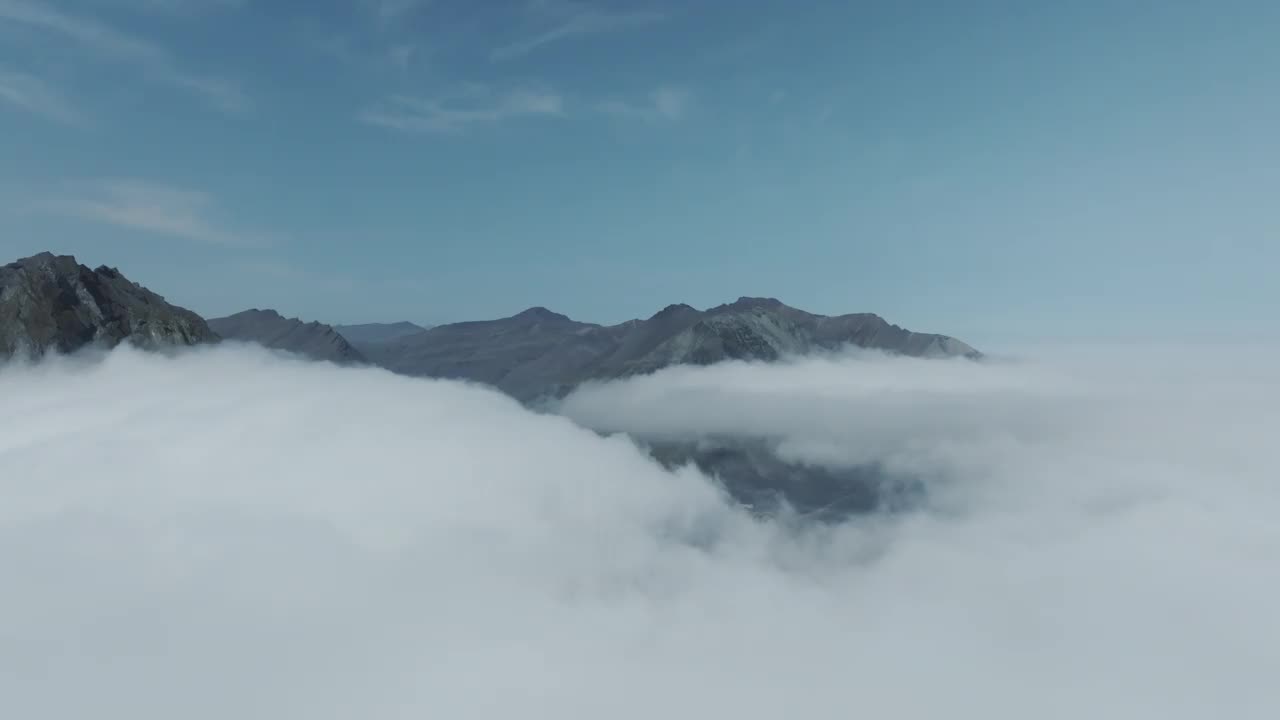 夏季冰岛云层上方山峰的航拍照片视频素材