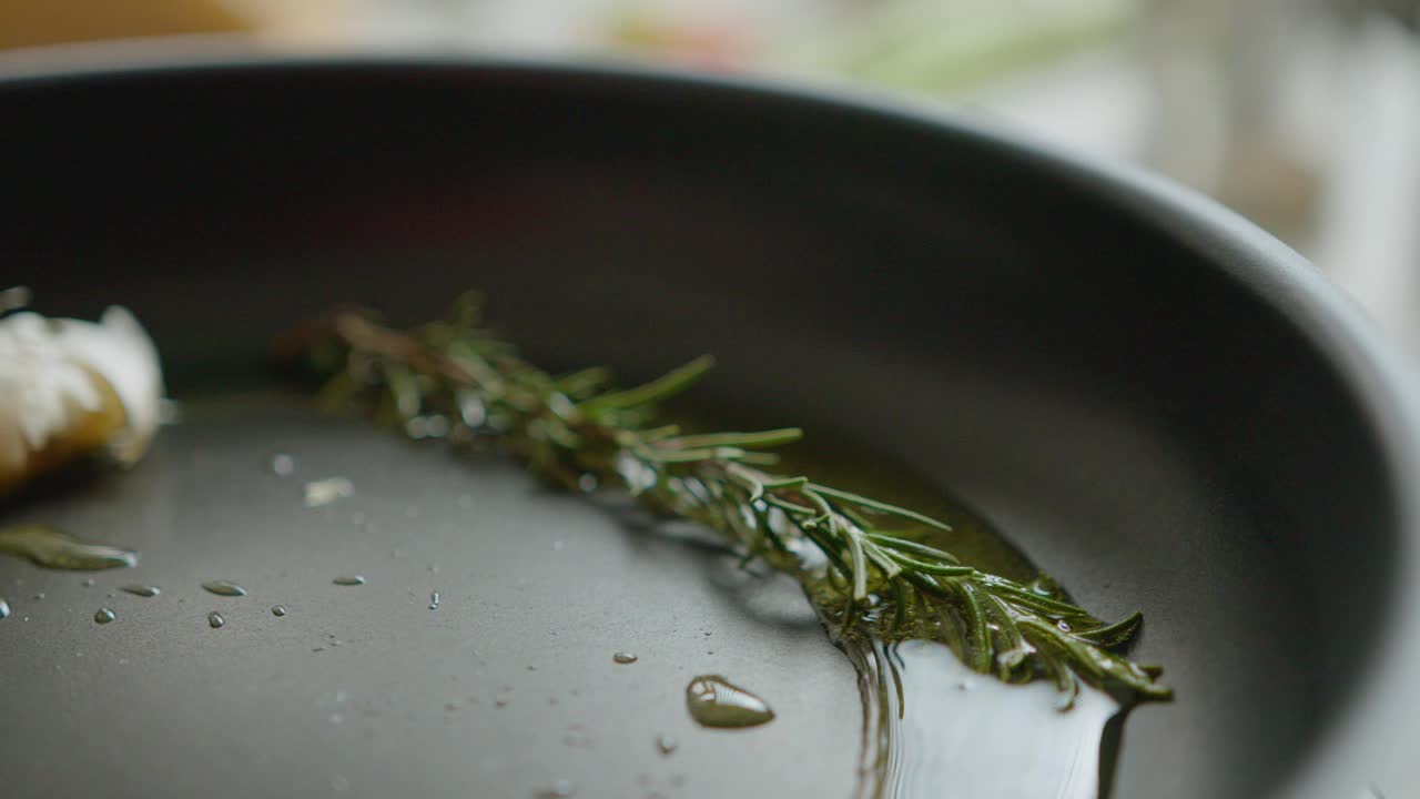 用煎锅煎大蒜和迷迭香视频素材