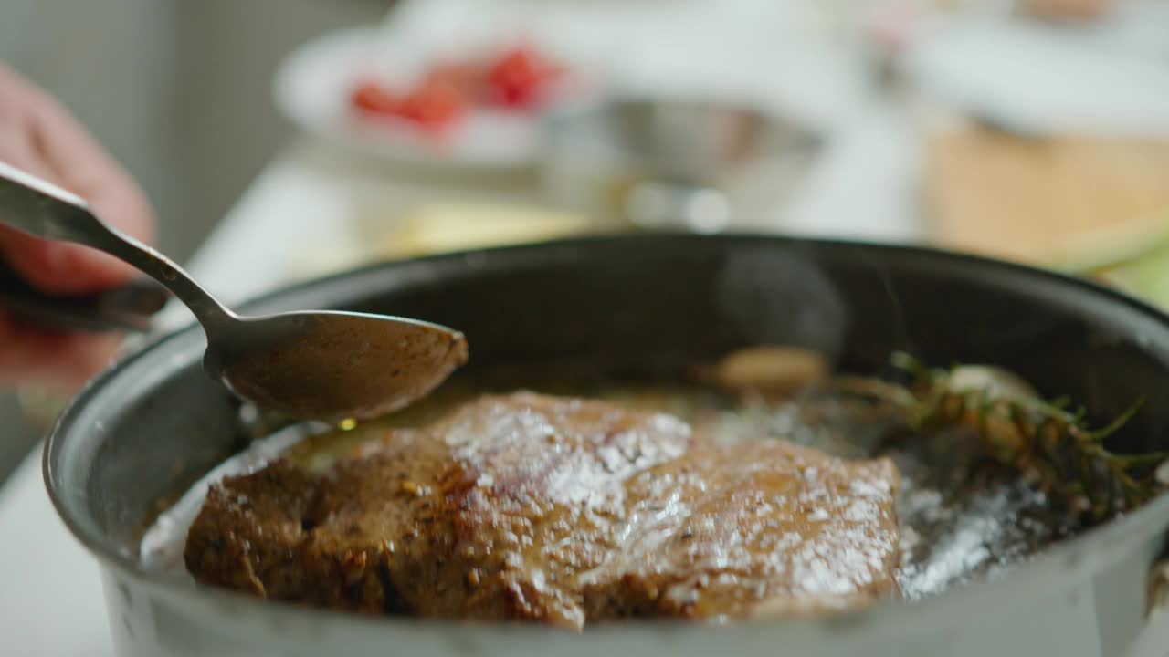 在烤盘中用面糊涂肉排视频素材