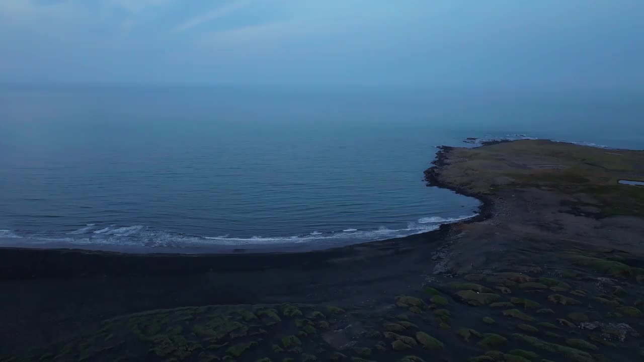 冰岛东南海岸的stoksnes和Vestrahorn山脉的航拍照片视频素材