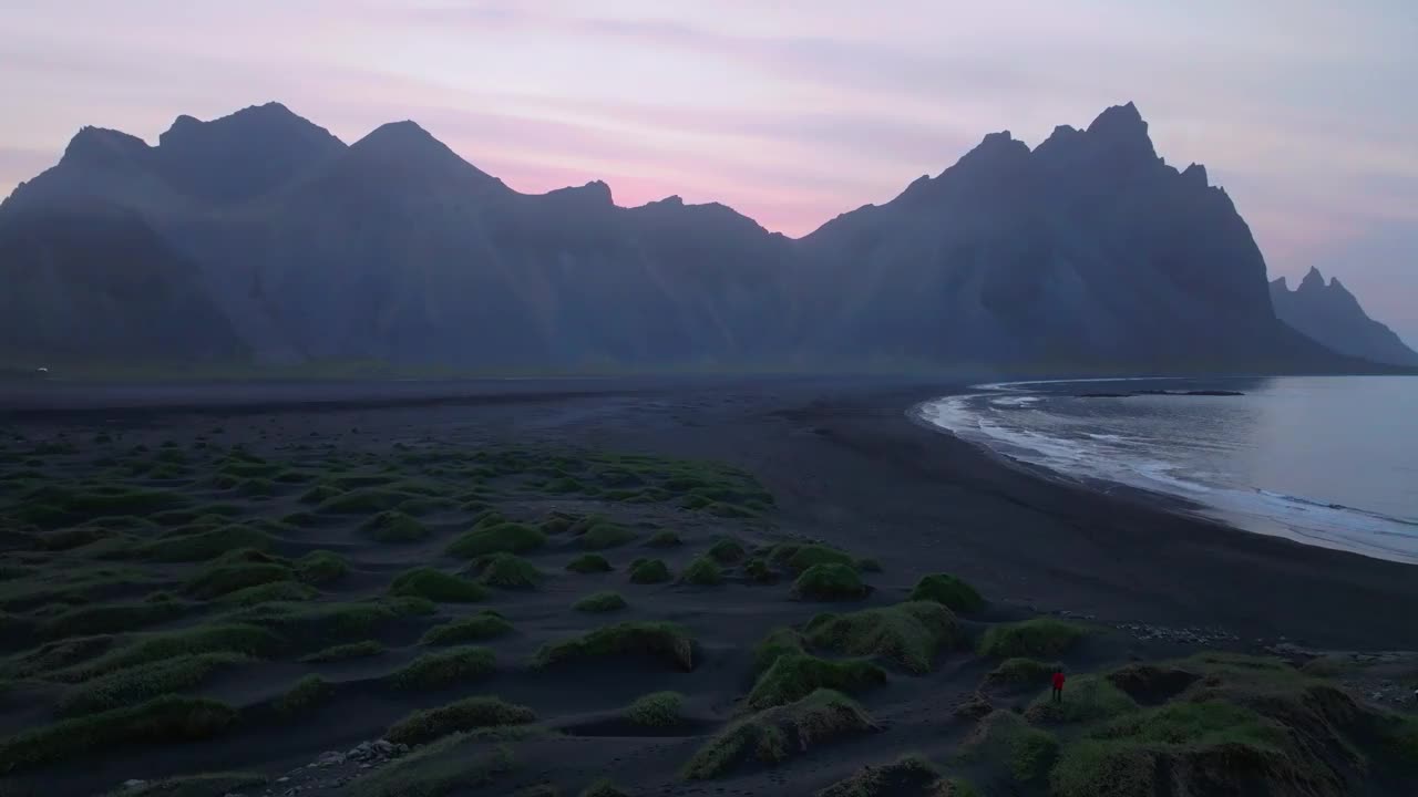 冰岛东南海岸的stoksnes和Vestrahorn山脉的航拍照片视频素材