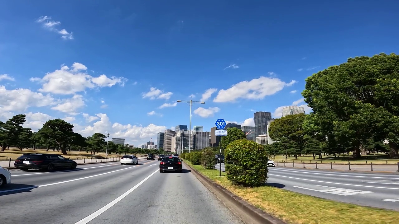 在东京市中心的主要道路上开车视频素材