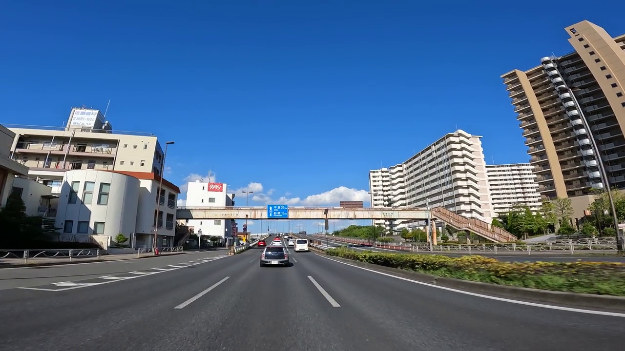 在东京的主要道路上开车视频素材