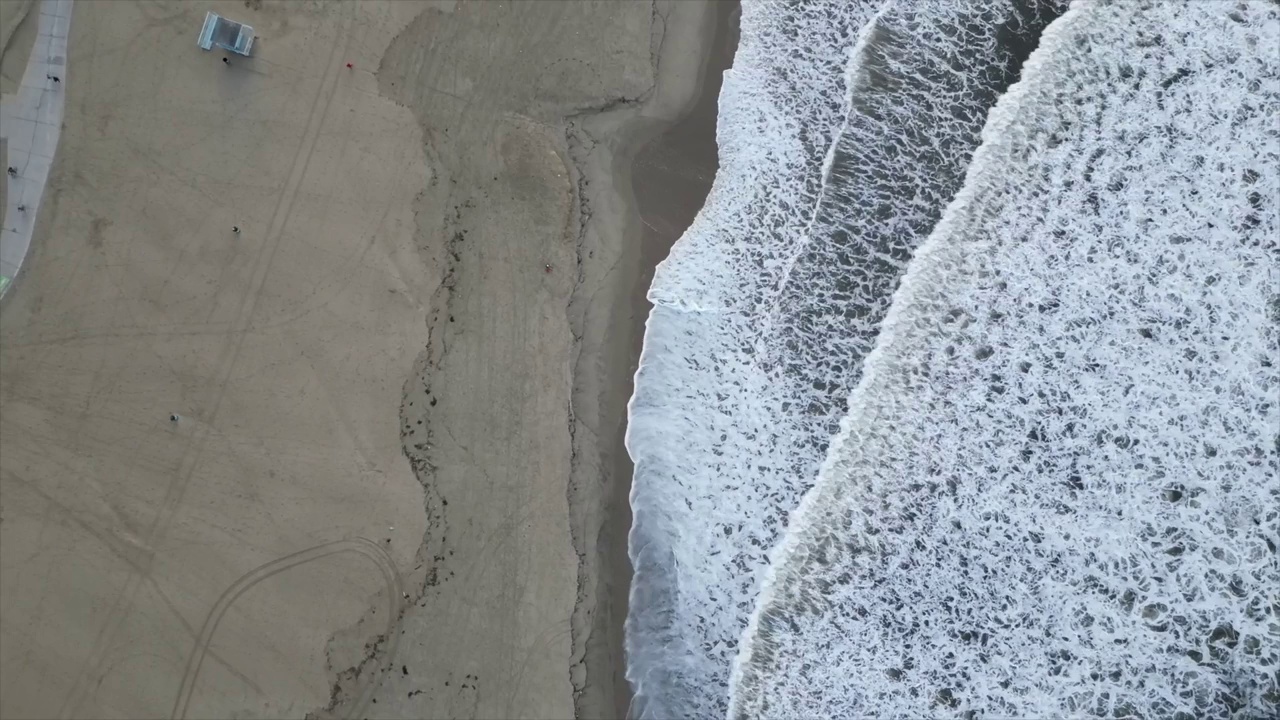 无人机拍摄的日落时分，美国加州洛杉矶威尼斯沙滩上的海浪视频素材