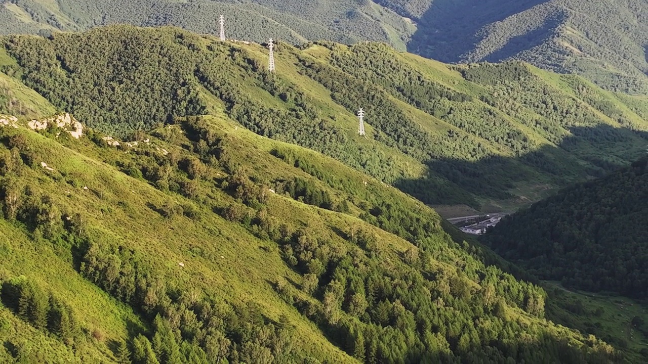 夏日绿色的自然景观，山谷间蜿蜒的小路视频素材