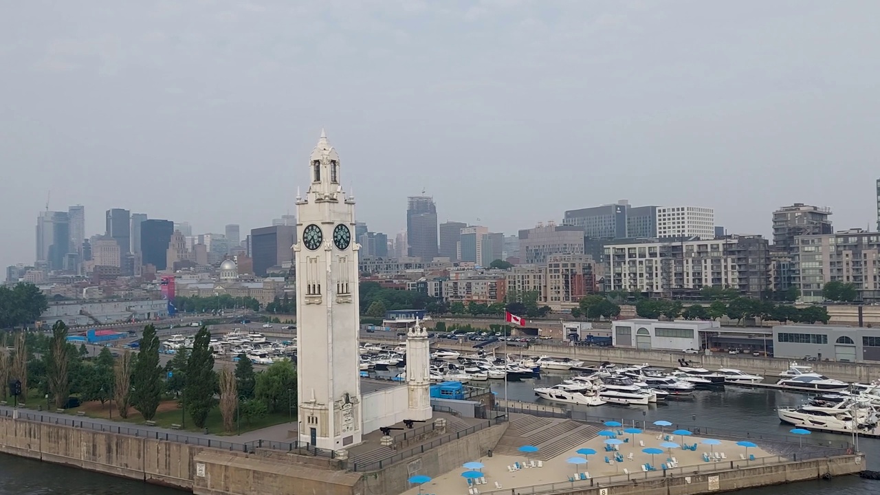 宏伟的建筑在蒙特利尔与城市景观，海岸和水。视频下载