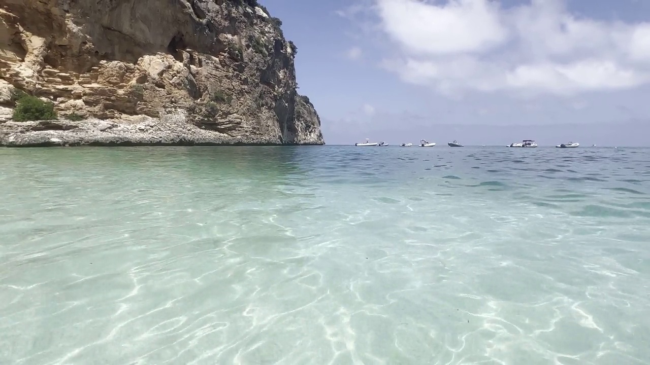 撒丁岛地中海海湾清澈湛蓝的海水视频素材