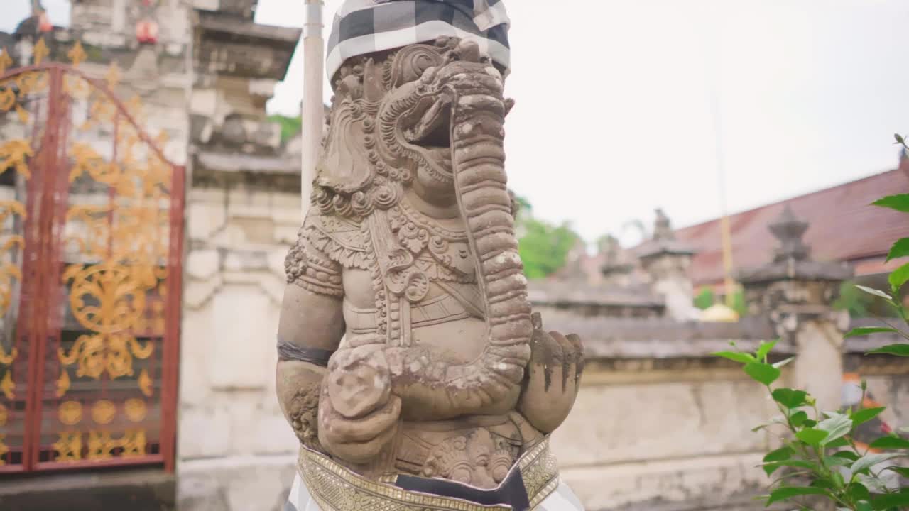 巴厘岛印度教寺庙里戴头巾的古老守护神雕像。详细的雕塑人物。视频下载