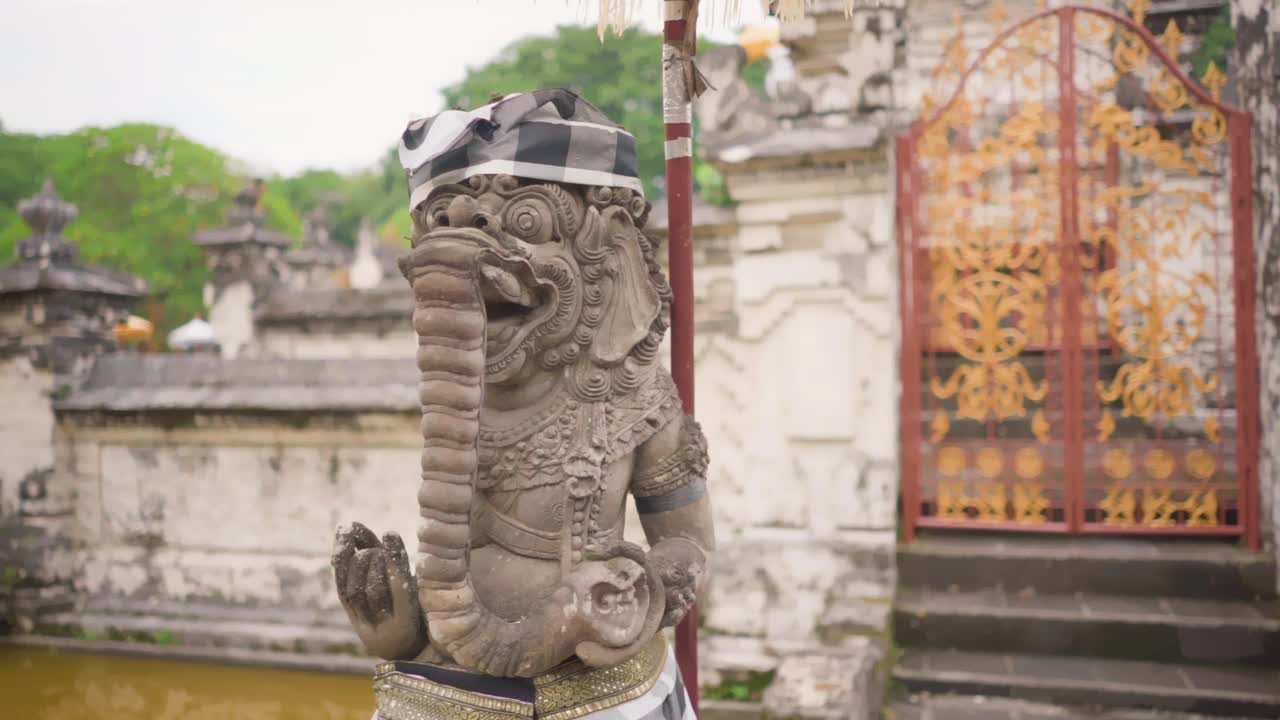 巴厘岛印度教寺庙里戴头巾的古老守护神雕像。详细的雕塑人物。视频素材