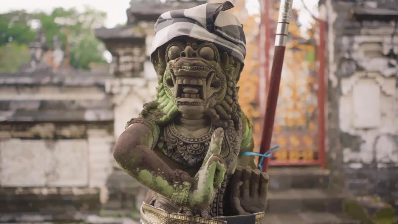 巴厘岛印度教寺庙里戴头巾的古老守护神雕像。详细的雕塑人物。视频下载