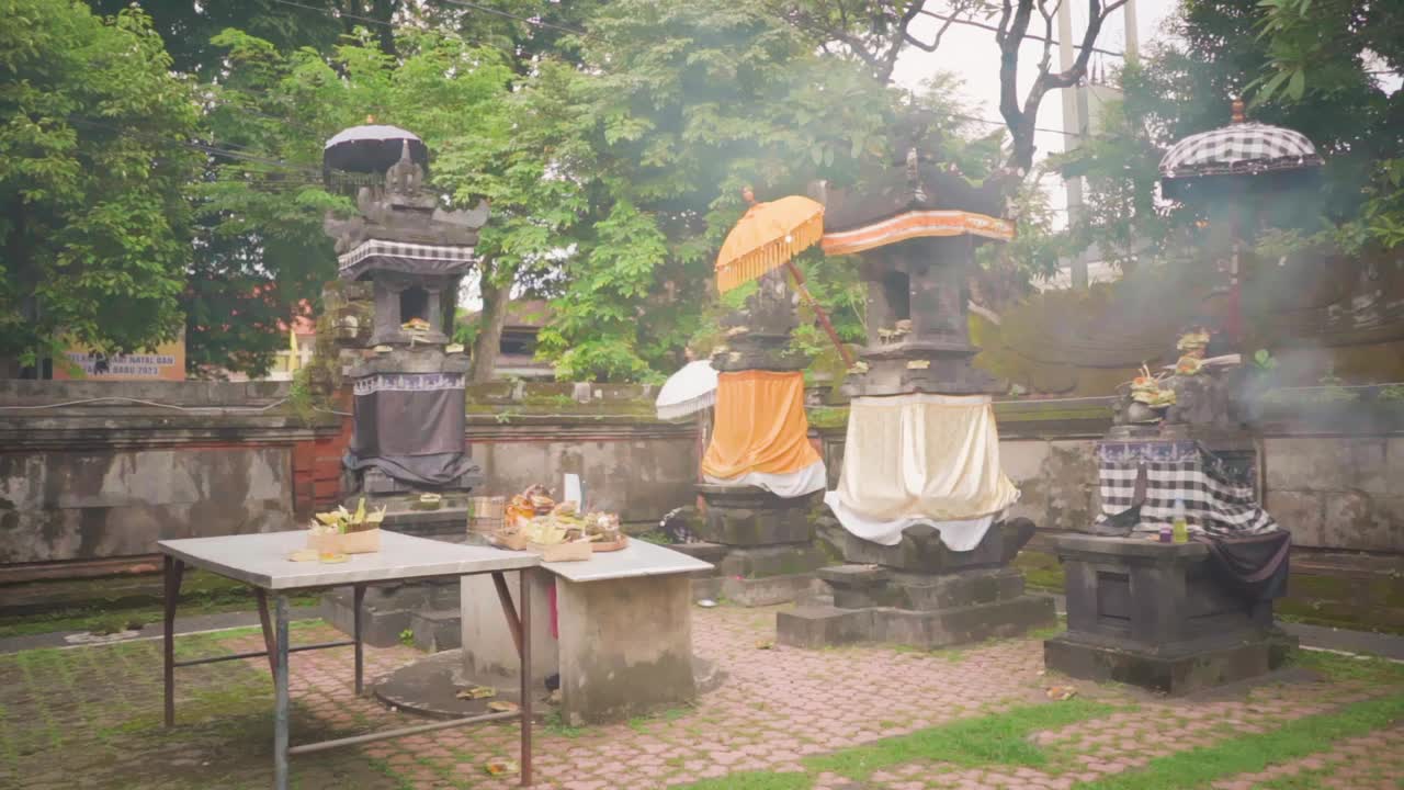 在巴厘岛寺庙里，传统的巴厘岛祭品包括鲜花和水果。印度教庆典。视频下载