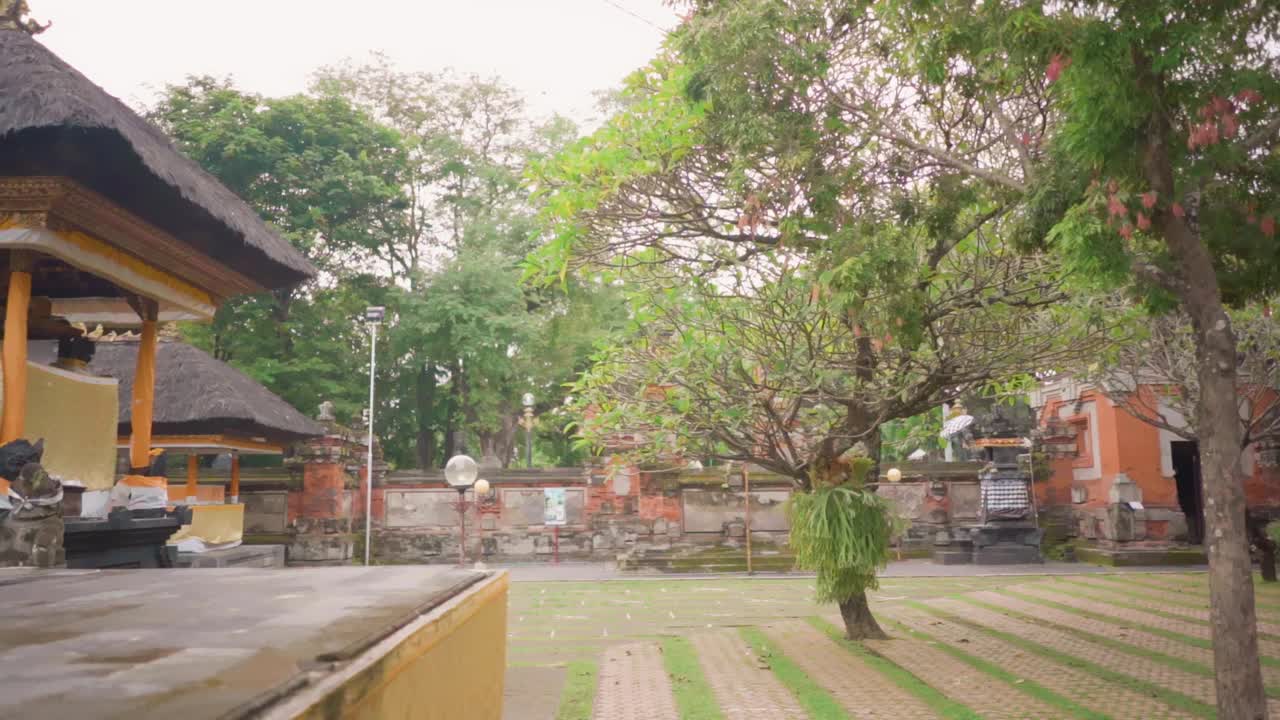 巴厘岛印度教寺庙的地面景观区域。绿色自然氛围视频下载