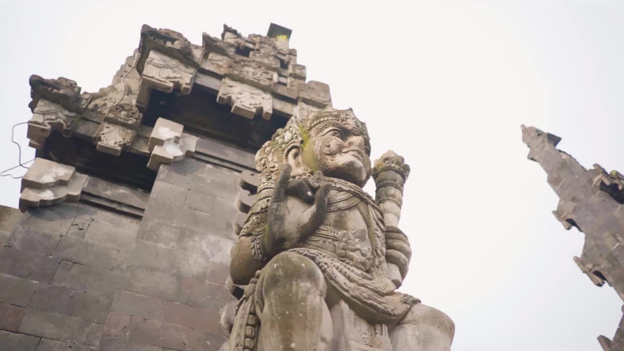 印度教巴厘寺庙门前的古老守护雕像。详细的雕塑人物。视频下载