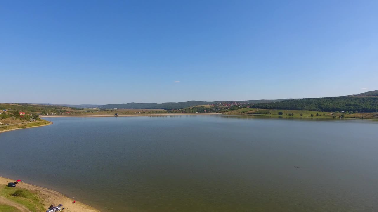 鸟瞰湖泊，日落时分，阳光反射在水中视频素材