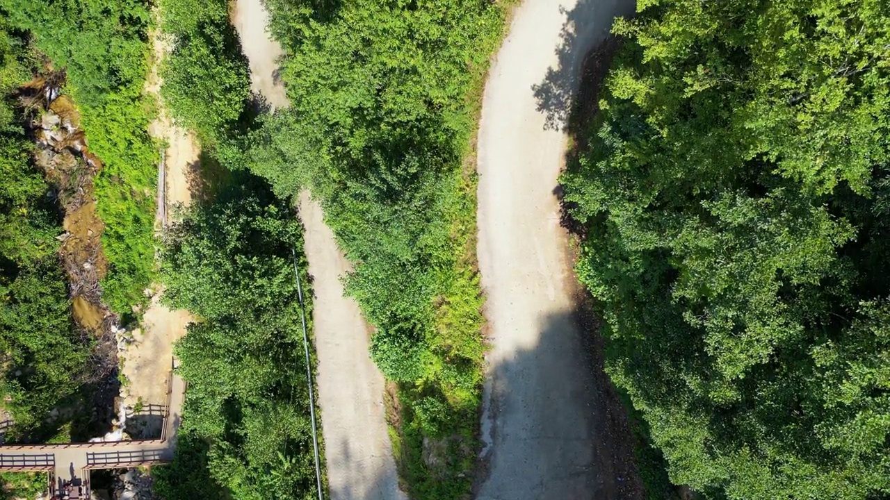 弯弯曲曲的山路。鸟瞰被忽视的蜿蜒道路视频下载