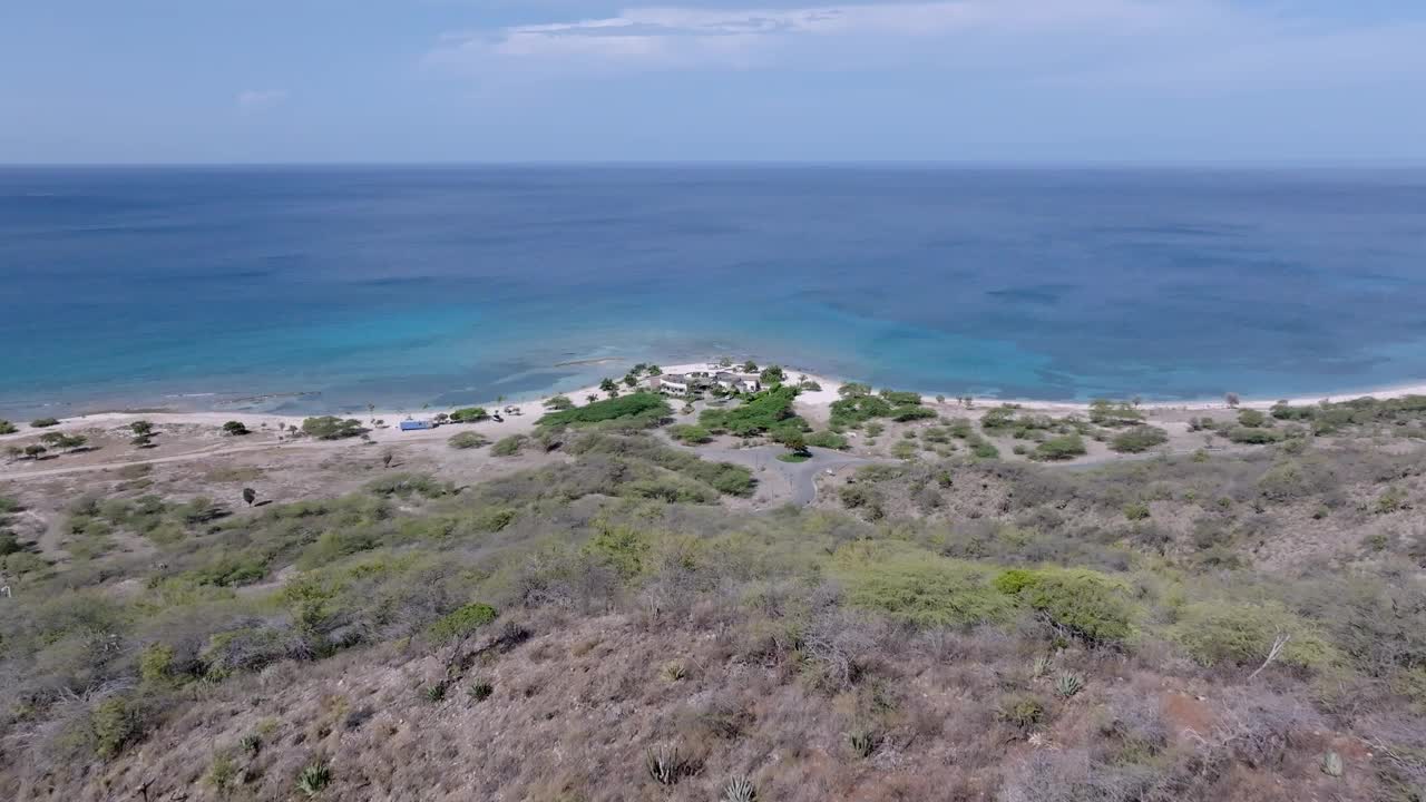 Puntarena海滨酒店面对宁静的蓝色大海在巴尼，多米尼加共和国。——空中视频素材