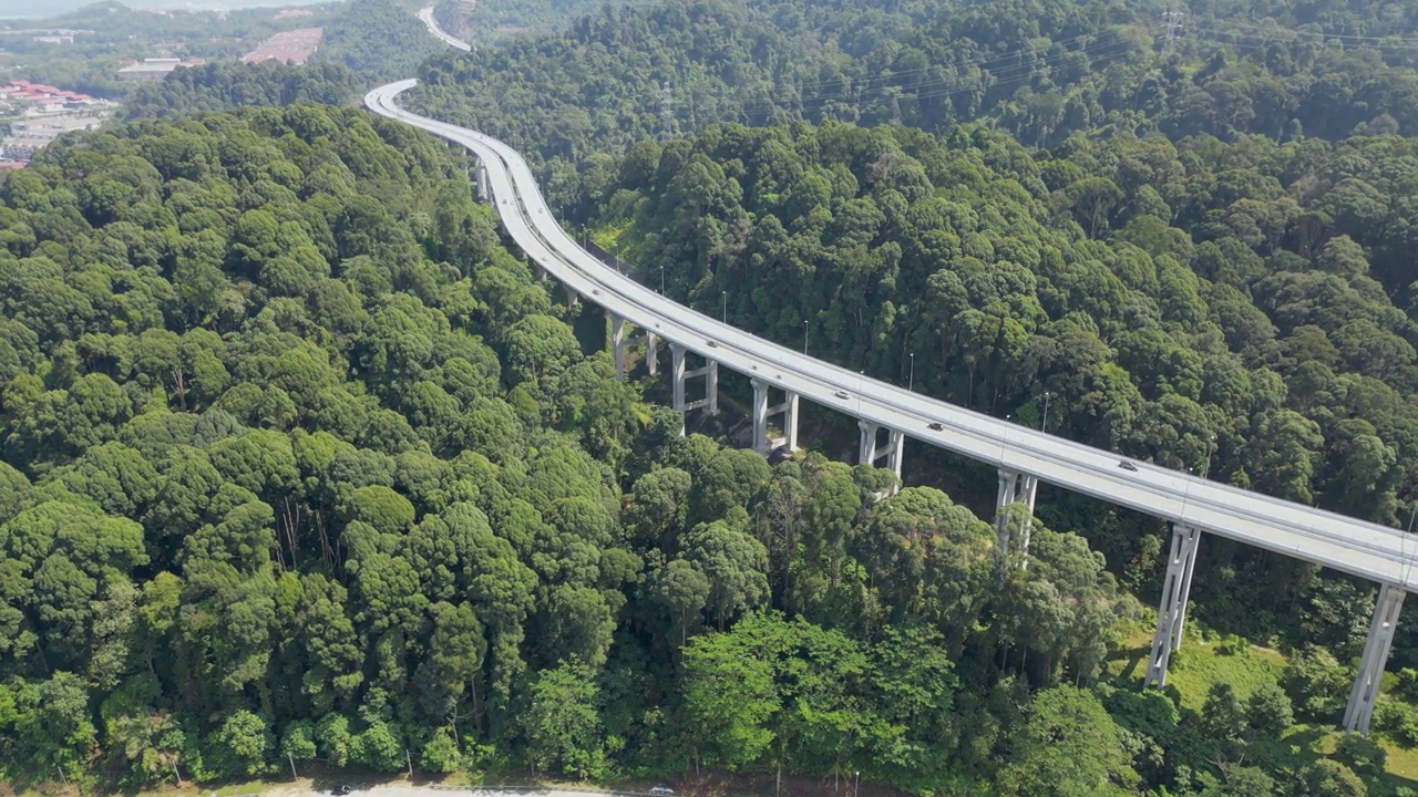 公路鸟瞰图穿过绿色的森林在山上视频素材