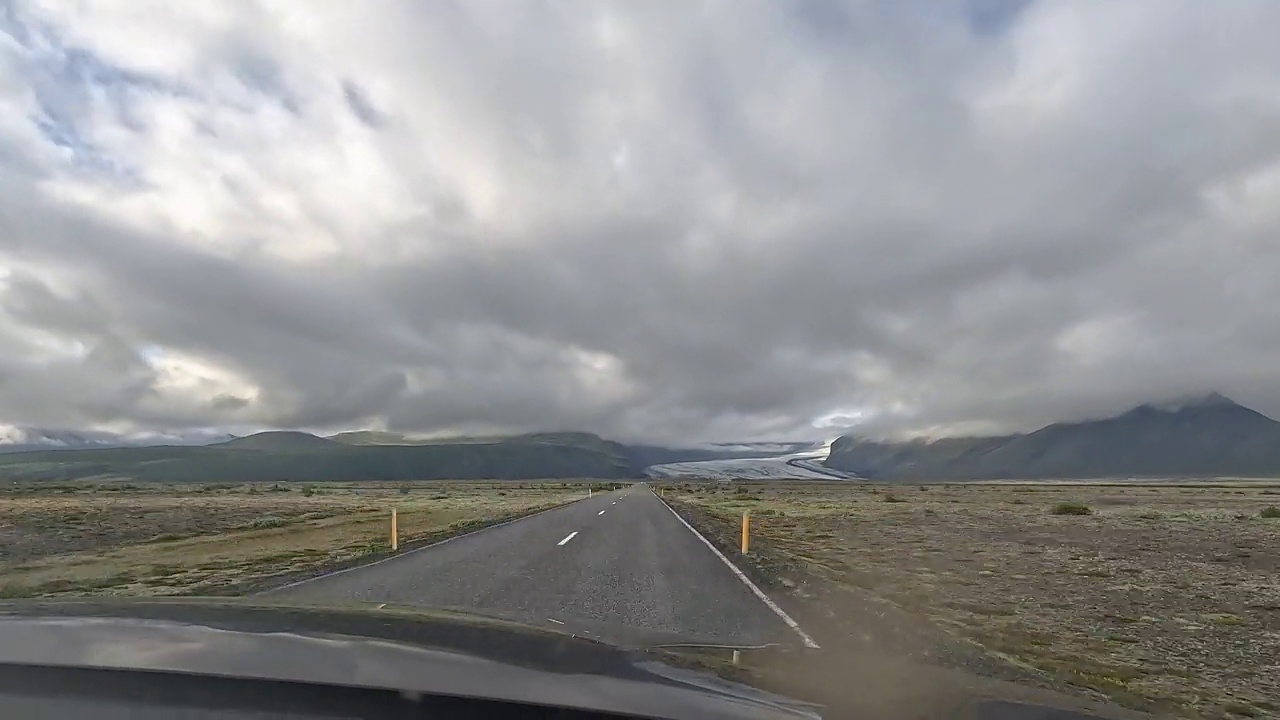 汽车沿着一条风景优美的道路行驶。冰岛。间隔拍摄。视频素材