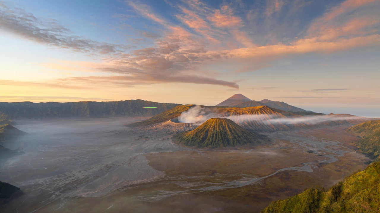 4k延时电影夜到日出的场景移动的云，雾和烟雾的火山喷发覆盖山Bromo, sememeru, Batok和Widodaren，腾格里火山口，印度尼西亚视频素材