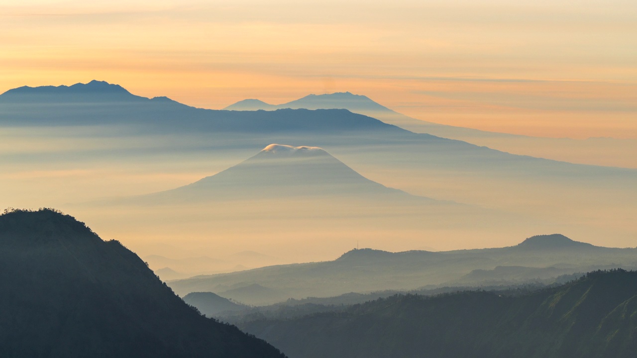 4k延时电影日出场景移动的云，雾和烟雾的喷发覆盖火山mt . Bromo, sememeru, Batok和Widodaren，腾格里火山口，印度尼西亚视频素材