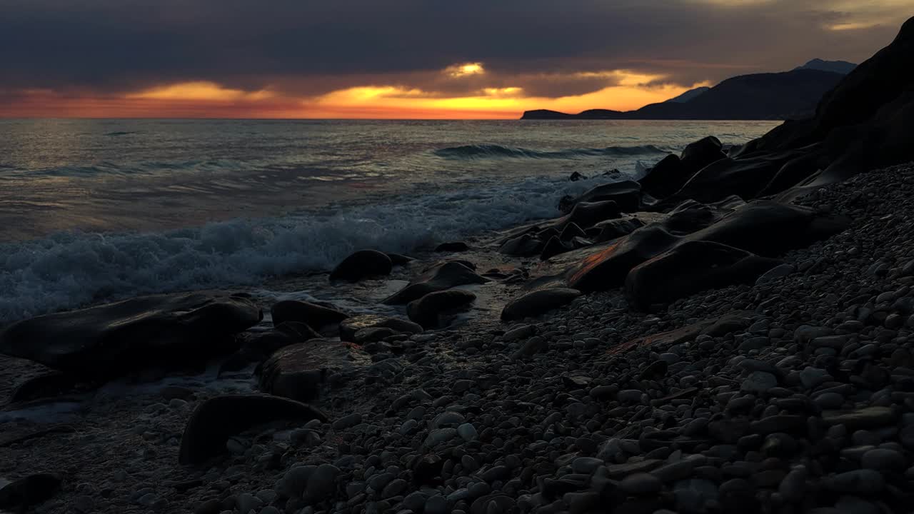 夏日的夕阳和爱奥尼亚海边的黄昏，橙黄色的天空和乌云笼罩着海景视频素材