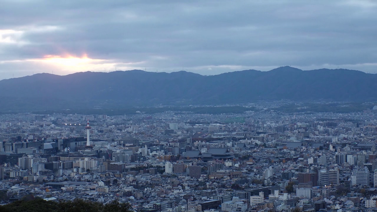 京都，日本:鸟瞰京都的日落。延时拍摄。视频素材