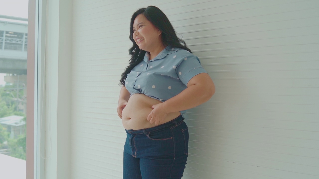 身材高大的女性腹部。视频素材