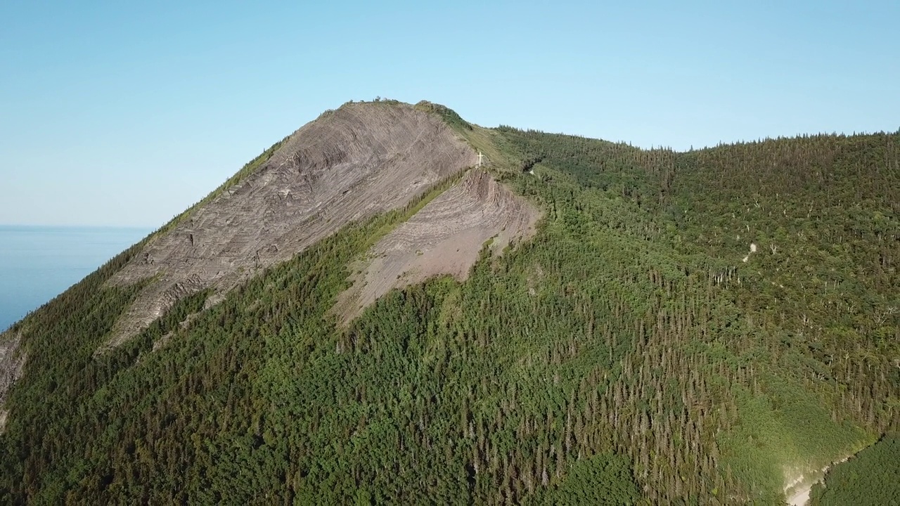 加拿大魁北克省加斯佩西的圣皮埃尔山村航拍照片视频素材