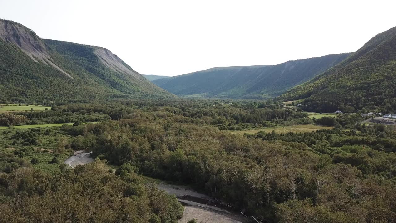 加拿大魁北克省加斯佩西的圣皮埃尔山村航拍照片视频素材