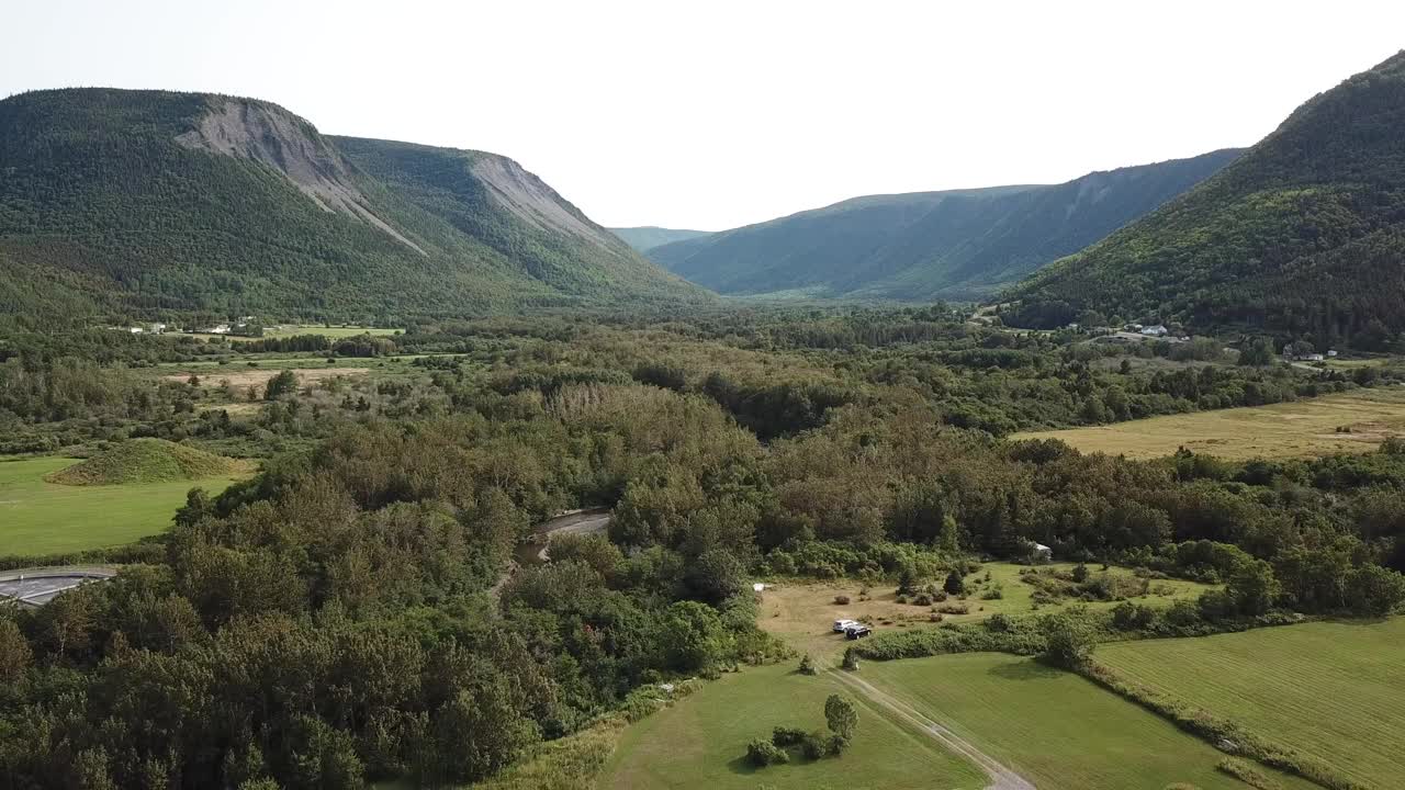 加拿大魁北克省加斯佩西的圣皮埃尔山村航拍照片视频素材