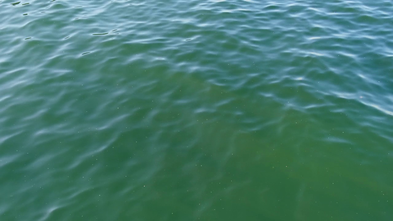 波罗的海深蓝色的云和海或海洋水面与泡沫波浪暴风雨前，戏剧性的海景背景日落。抽象图案纹理。视频素材