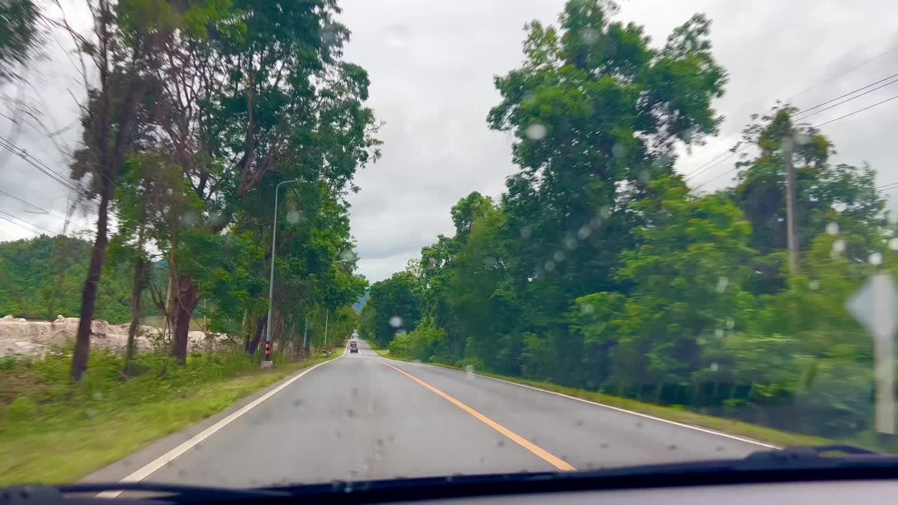 在雨林路线上的汽车自驾游视频。视频素材