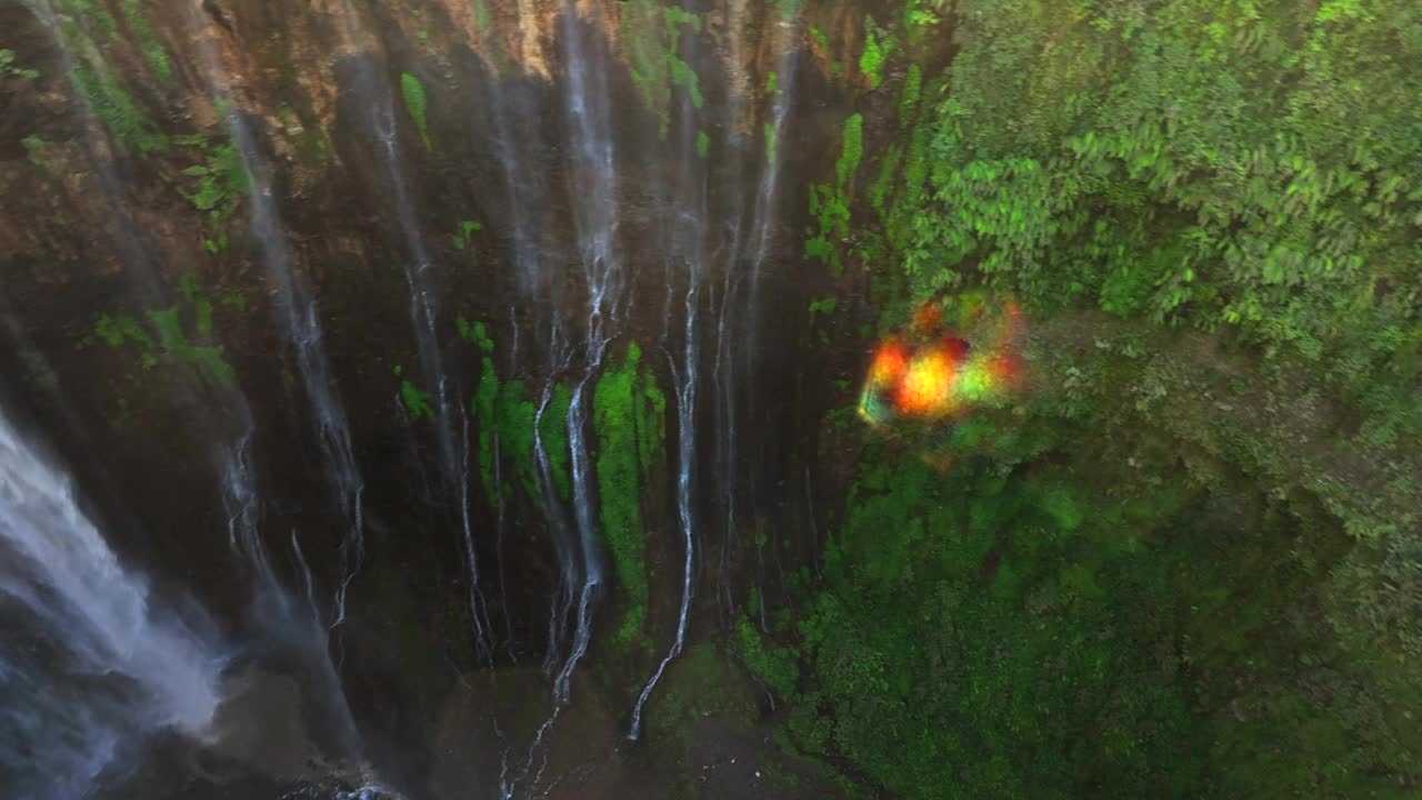 风景秀丽的鸟瞰图日出的图姆帕克塞乌瀑布与塞默鲁火山背景丛林在爪哇岛，印度尼西亚视频素材