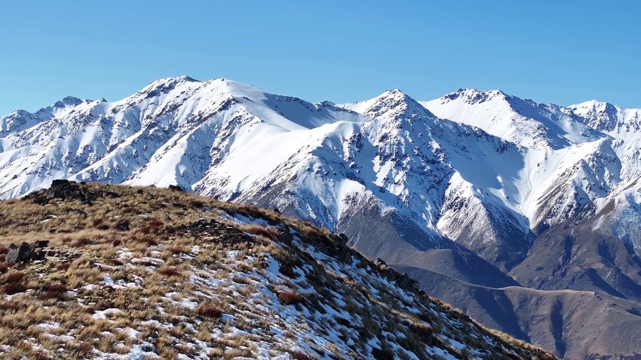 令人惊叹的山景全景，山顶和远景被新雪覆盖。新西兰的冬天。视频素材