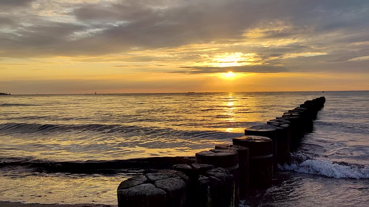 日落时波罗的海海滩上的破浪特写视频素材