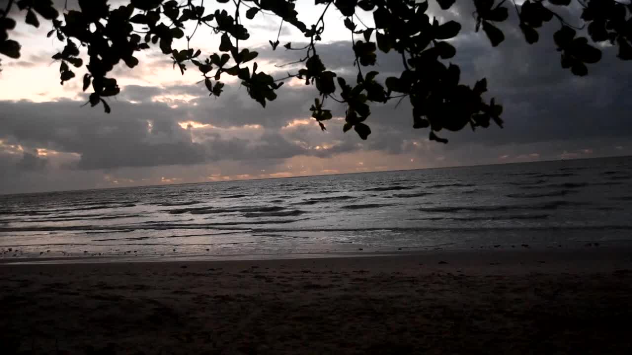 海滩海日落海洋海岸线巴西自然海浪，黎明日出视频素材