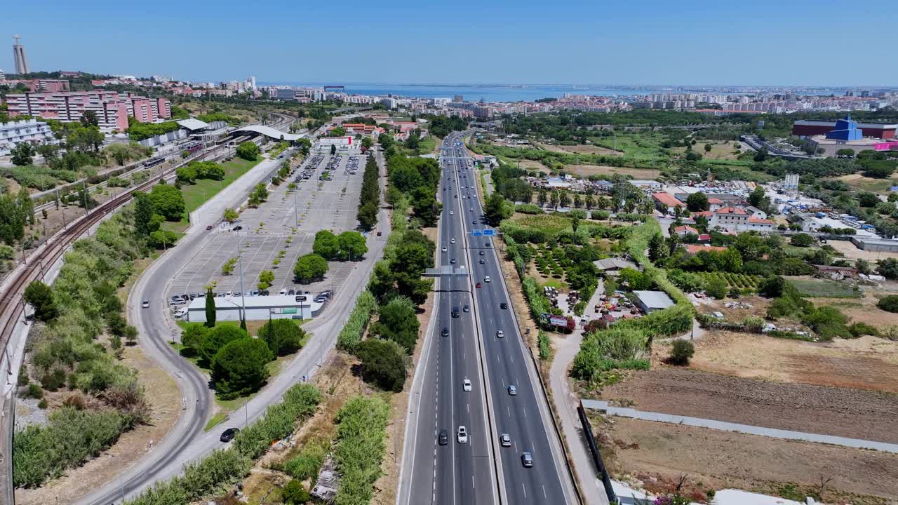 无人机在葡萄牙阿尔马达的高速公路上空飞行。视频素材