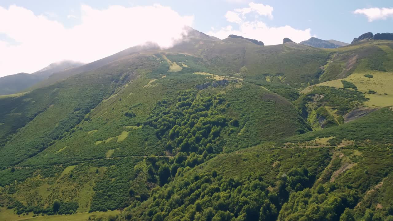 壮丽的青山景色令人叹为观止视频素材