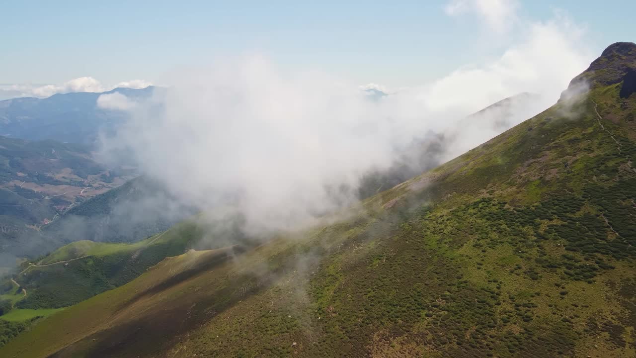 云雾缭绕的雄伟山峰视频素材