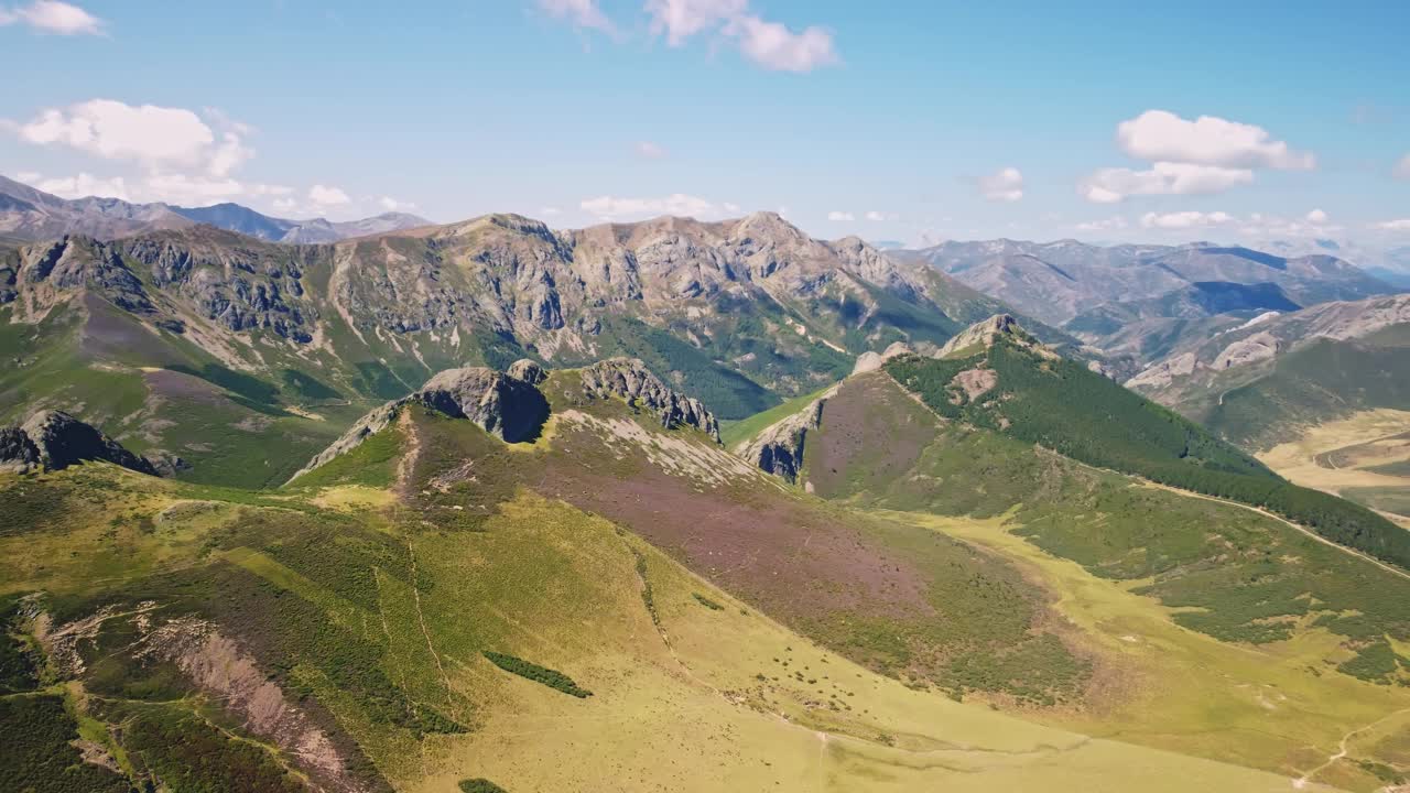 从上面俯瞰雄伟的山脉视频素材