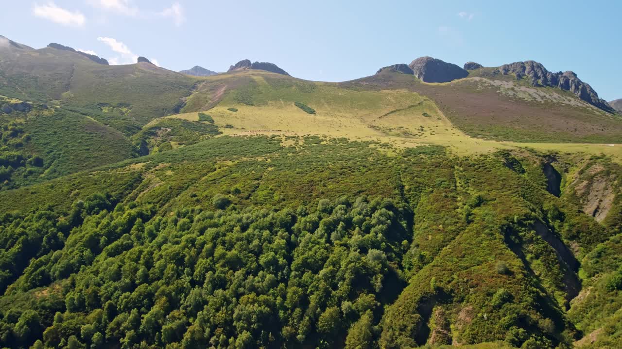 令人惊叹的山景，绿树成荫视频素材