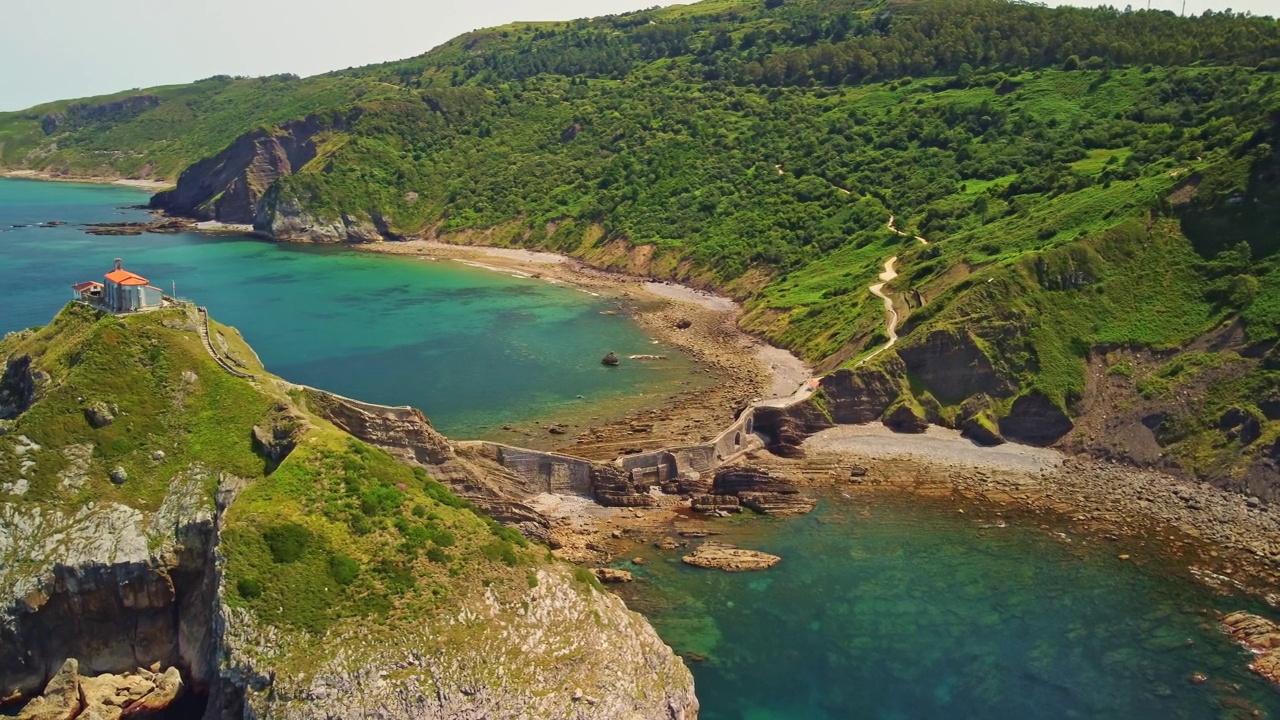 鸟瞰图，岩石海岸线和清澈的蓝色海水视频素材