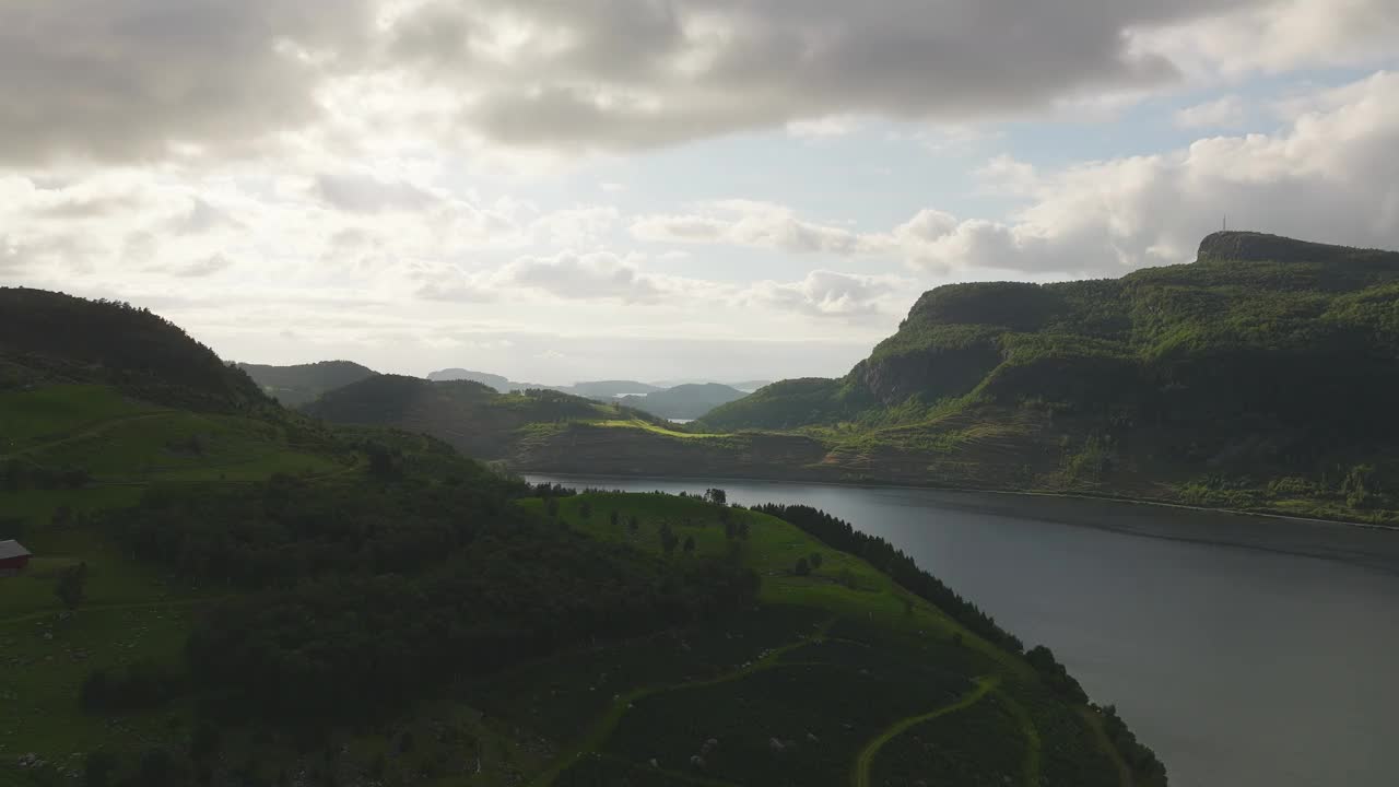 令人惊叹的挪威景观:天空中的白云、郁郁葱葱的青山、峡湾和岛屿。空中无人机视频素材